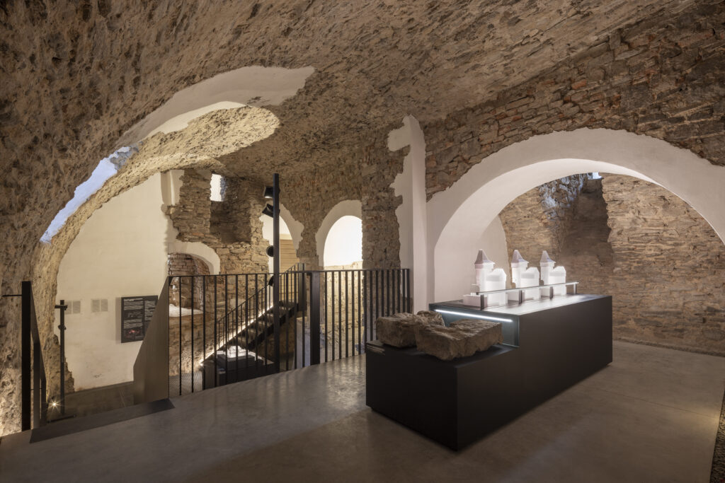 Expozice Skrytý středověk v suterénu zámku Bílovec
